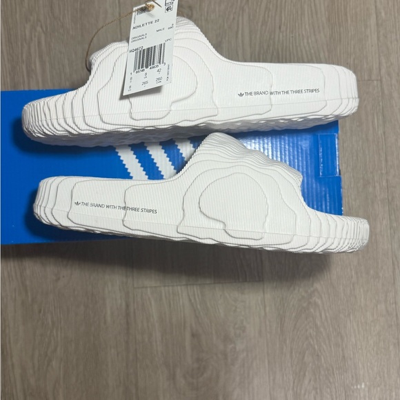 NEW Adidas Adilette 22 Men’s Size 5 Slides Sandals Crystal White HQ4672 - Picture 7 of 10